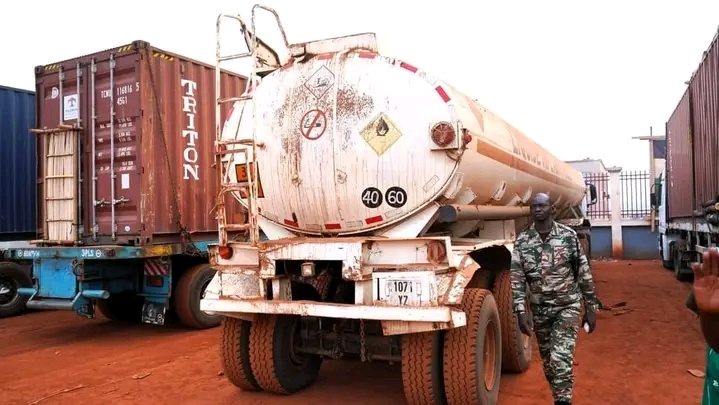 Le ministère des Finances et du Budget a annoncé la saisie d’un camion-citerne transportant 38.000 litres d’hydrocarbure