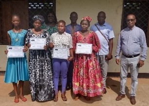 Les participants à la formation en informatique pour la 5ème promotion du centre polyvalent de la Paroisse NDA ont reçu leur parchemin