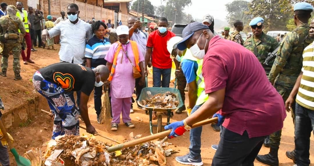 Le Président Touadéra, à l’opération «Kwa Ti Kôdrô» a fustigé l’incivisme des commerçants des marchés de Bangui surtout ceux du Combattants