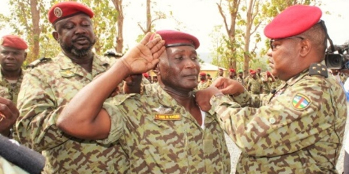 Cérémonie de port de galons des Officiers des FACA, présidée par le Chef d’Etat-Major des Armées Zéphirin Mamadou
