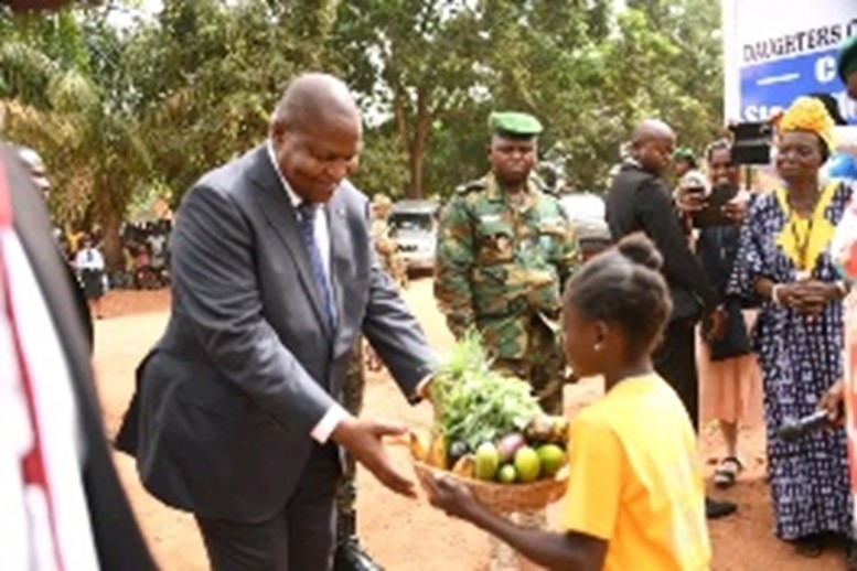 Célébration par le Président Touadéra de la 9ème édition de la Journée Africaine de l’Alimentation Scolaire à l’école Sainte Philomène à Bimbo 2