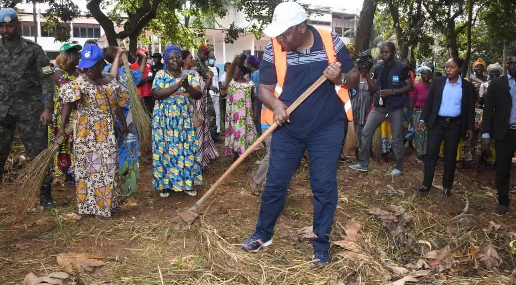 Le président Touadéra a fustigé le comportement rétrograde de certains citoyens qui continuent de déverser les ordures sur les lieux publics