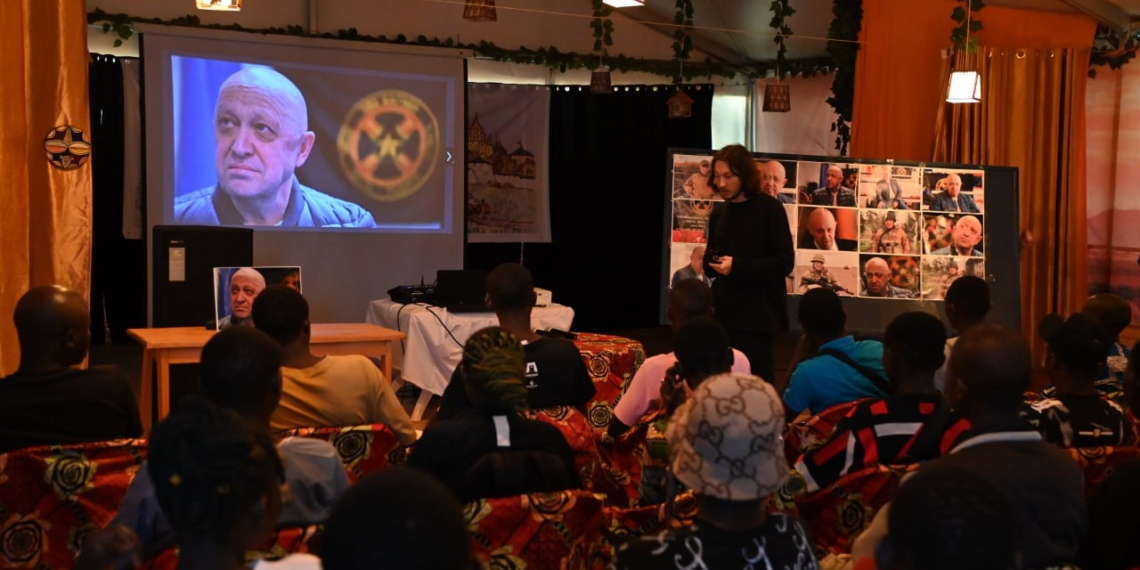 Des centaines des Centrafricains ont rendu hommage à Evgueny Viktorovich Prigozhin