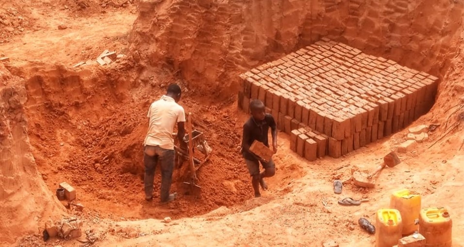 La fabrication anarchique de briques sur la voie publique a un impact sur la libre circulation des engins à deux et quatre roues