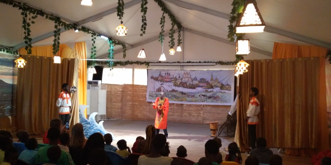 Une représentation théâtrale pour les enfants à la Maison russe.