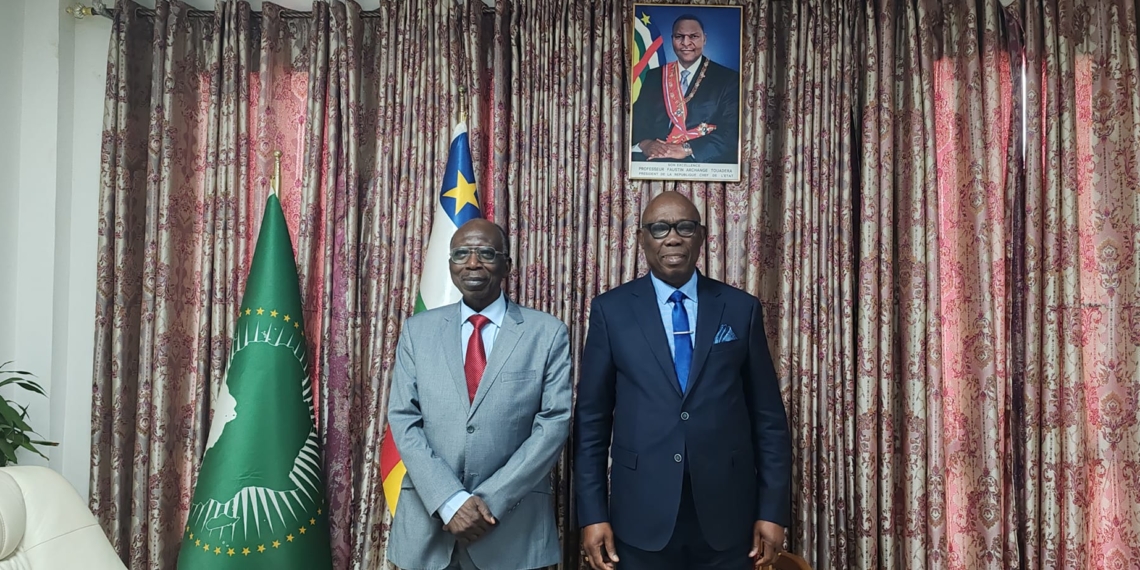 Le Premier ministre Félix Moloua a reçu en audience le Gouverneur de Bas-Oubangui, Éric Sorongopé et le Représentant de l’OMS Dr Ngoy Nsenga
