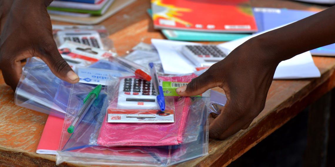 Don de kits scolaires de la direction générale de la douane aux enfants orphelins des douaniers décédés
