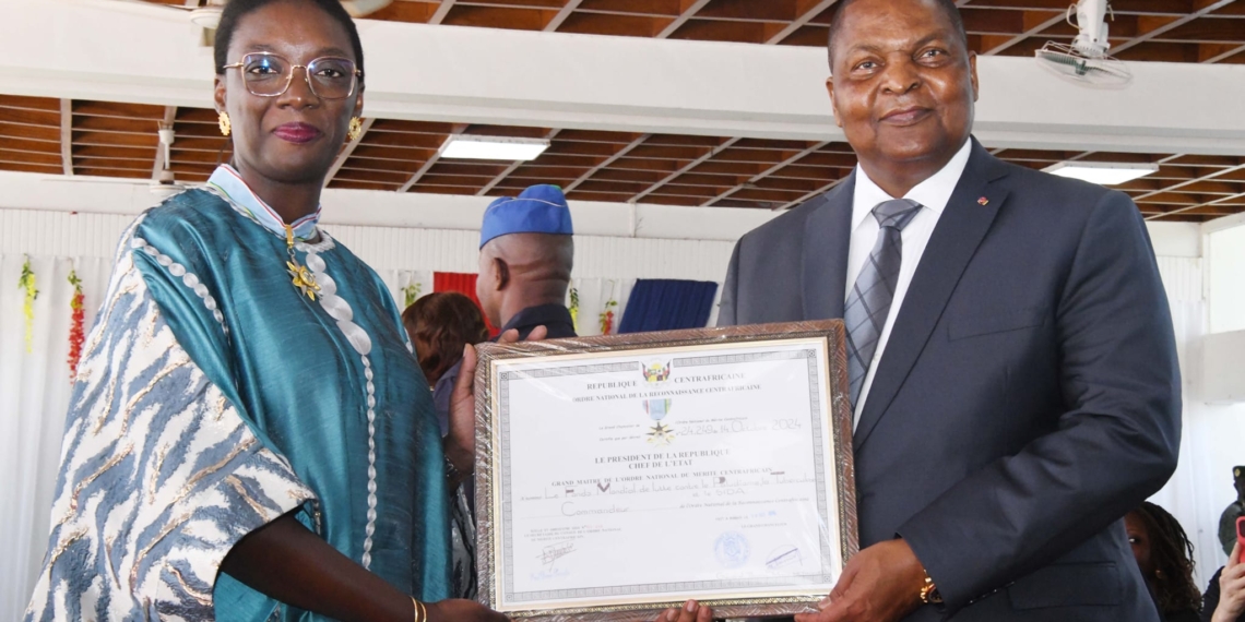 Le Chef de l’Etat Centrafricain Pr Faustin Archange Touadéra a décoré Caty Fall Sow, du département Afrique et Moyen-Orient pour le Fonds Mondial