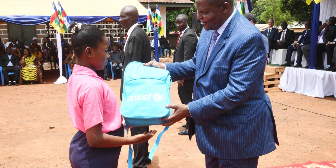 Des élèves impatients de porter la nouvelle tenue scolaire qui est la vision politique du Président Touadéra est effectif dans des établissements