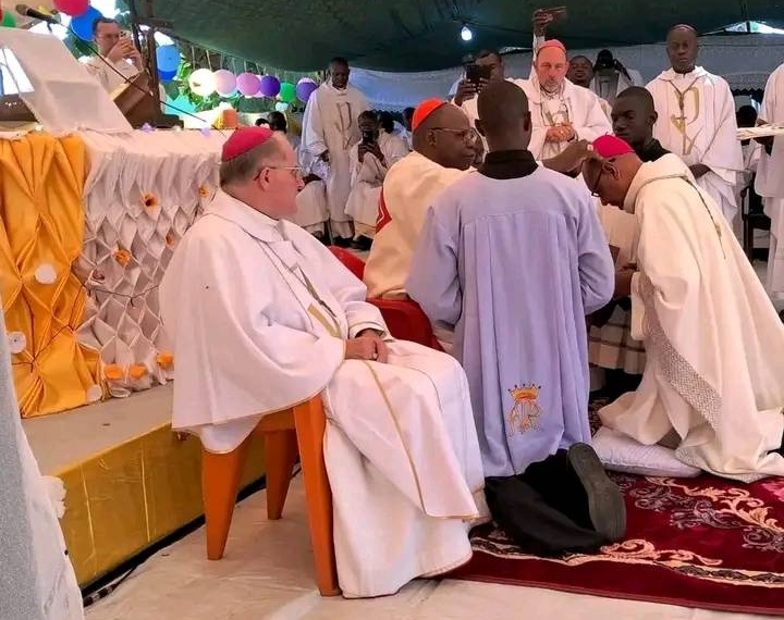 Le Père Victor Hugo Castillo Matarita prend ses fonctions au diocèse de Kaga-Bandoro