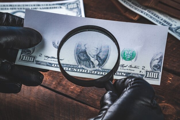 Un contrefacteur de faux papiers administratifs pris en flagrant délit