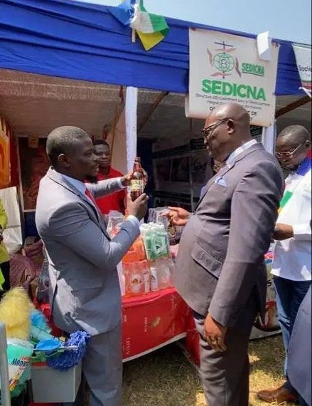 La Brasserie «Africa Ti l’Or» honorée par le Premier ministre Félix Moloua et a reçu un trophée de meilleur entrepreneur