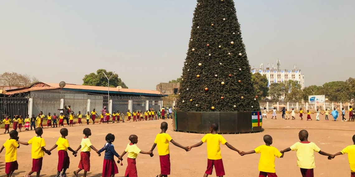 Une centaine d’enfants célèbrent le Noël Orthodoxe autour du Sapin de Complexe Sportif Barthélemy Boganda de Bangui