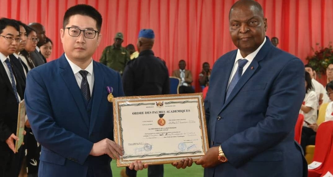 Le Chef de l’Etat Centrafricain a remis décoré les enseignants de l’Institut Confucius en fin de mission en RCA