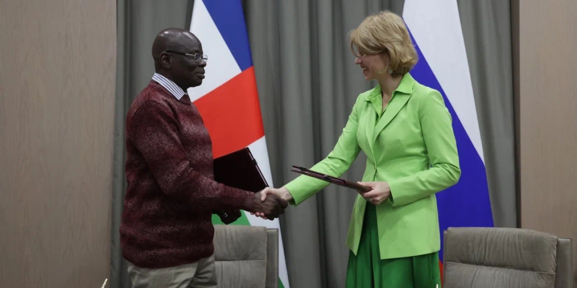 Le ministre Centrafricain Guismala Hamza et son homologue Russe Oksana Lout, signent un accord dans le domaine de l&rsquo;agriculture