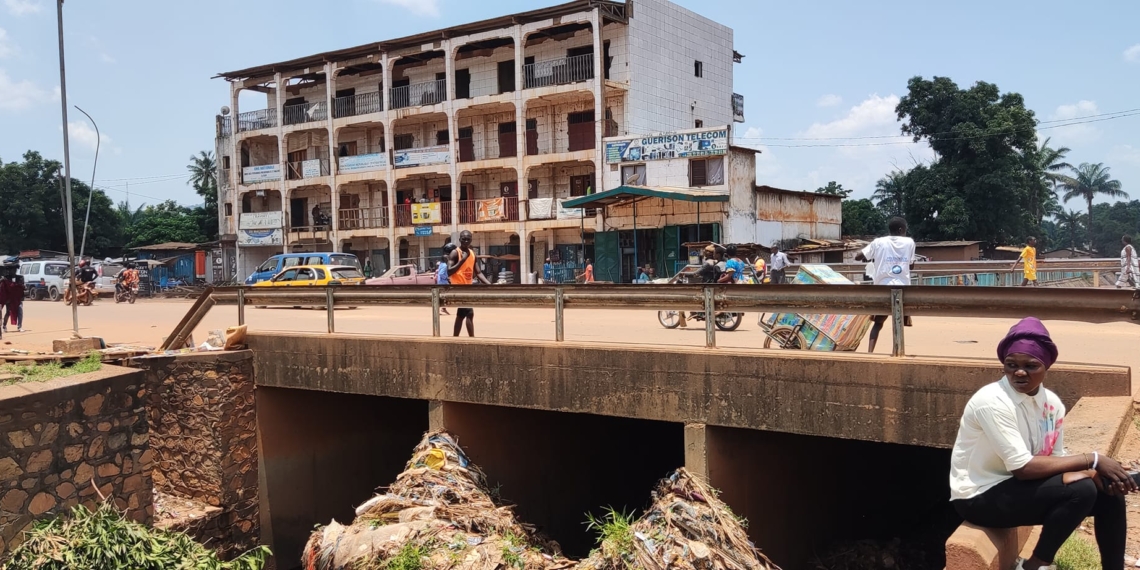 Le Maire du 5ème arrondissement sensibilise ses administrés sur le dépôt d’ordure de manière anarchique dans des canaux de Ngoubagara
