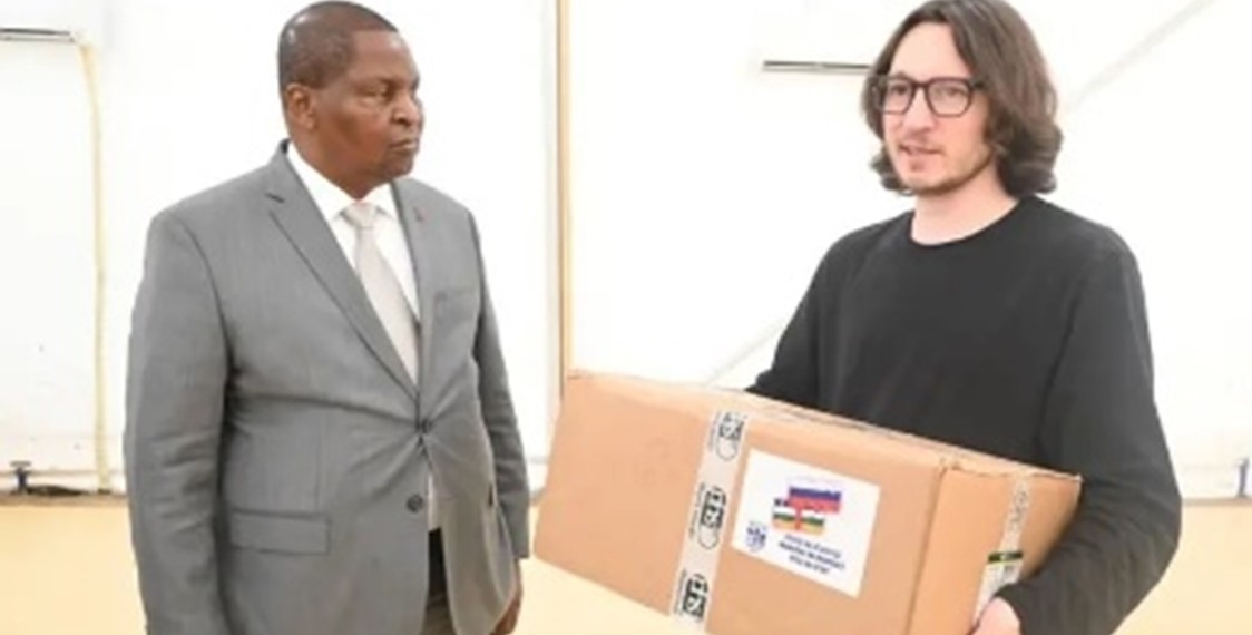 Le Directeur de la Maison Russe à Bangui, Dmitri Sytyi a remis le lot de médicaments vitaux pour les patients atteints du VIH en RCA