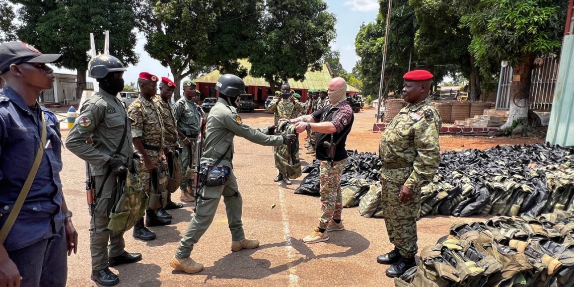 Des éléments des Forces de Défense et de Sécurité ont bénéficié d’un don de 400 équipements de la part des instructeurs russes