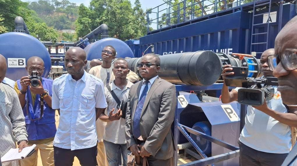 Le ministre Bertrand Arthur Piri effectue une descente aux usines de la SODECA et l’ENERCA