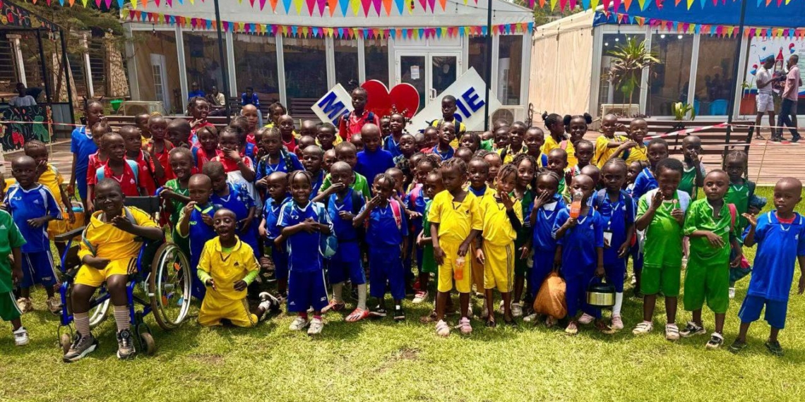 Plus de 100 enfants d’âges différents du «Complexe Scolaire Cardinal Dieudonné» ont visité la Maison Russe de Bangui