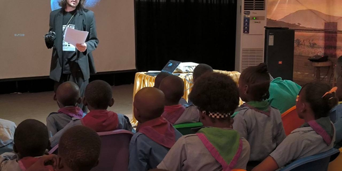 La Maison Russe de Bangui instruit les Scouts et Guides sur la conquête spatiale