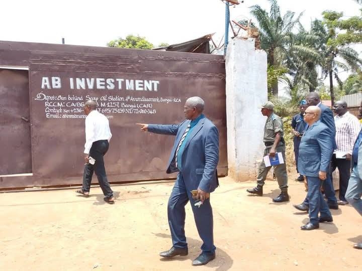 Le ministre Thierry Kamach met fin à une exploitation illégale et dangereuse des activités d’une usine «AB Investment» à Bangui