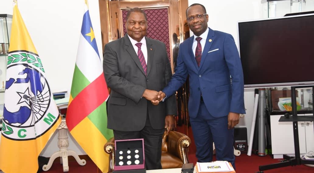 La nouvelle gamme de monnaies utilisables dans la zone CEMAC présentée par le Gouverneur de la BEAC au Président Touadéra