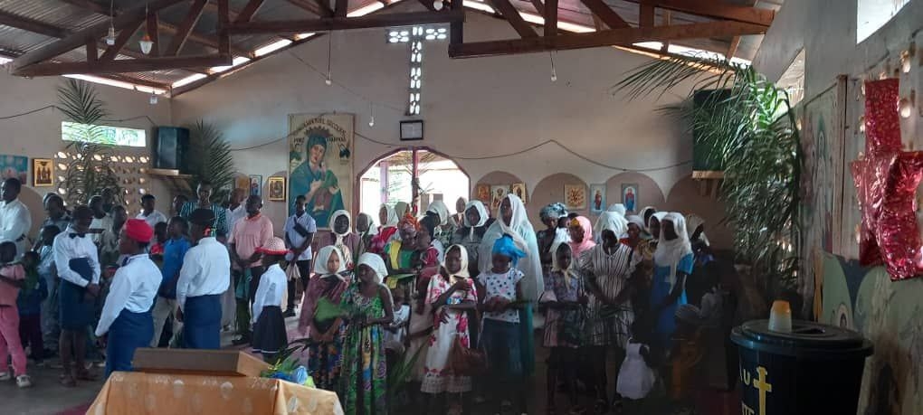 Les Chrétiens de l’église Saint André de Bimbo Patriarcat de Moscou ont célébré la fête des Rameaux