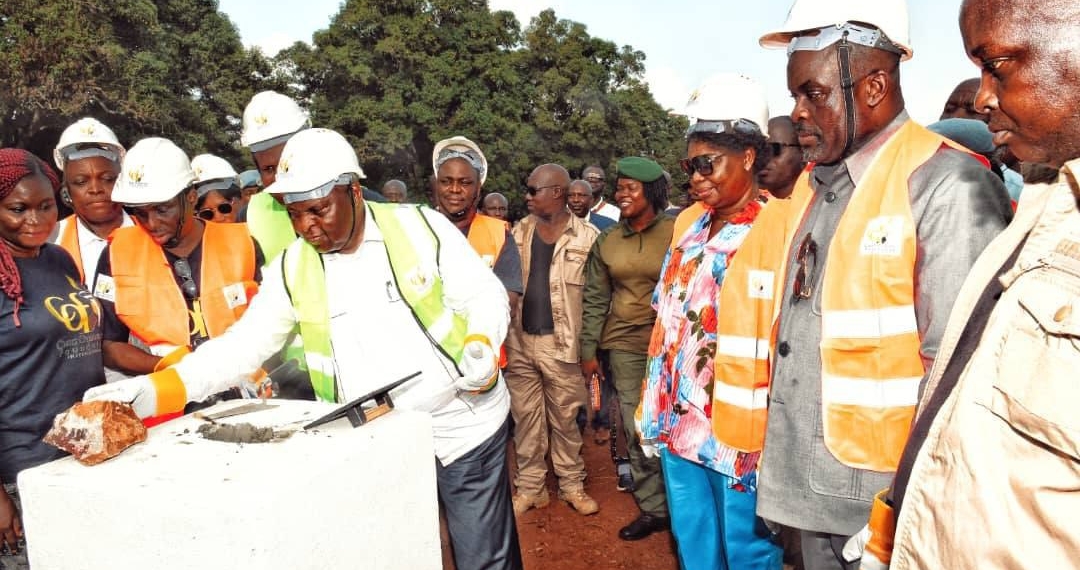 Le Président Touadéra pose la première pierre de construction d’une école primaire au village Liby dans la commune de Damara
