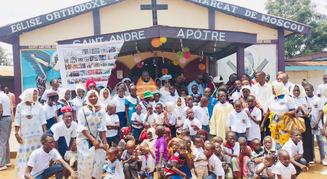 Les fidèles de l’église orthodoxes de Saint André de Bimbo dans la joie des Pâques, couplée avec le 10ème anniversaire de leur paroisse