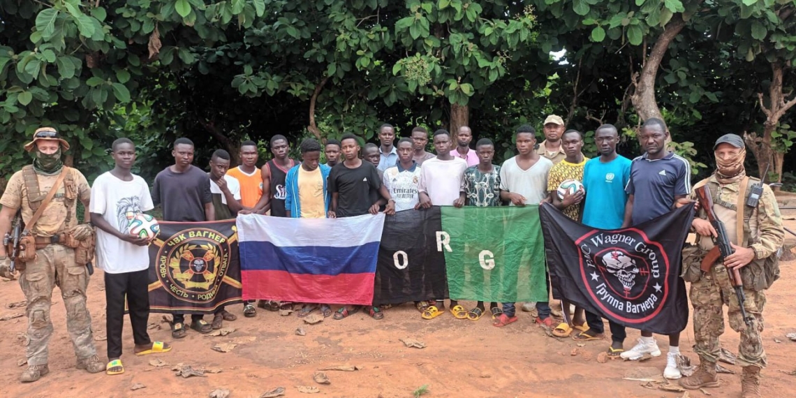 Les instructeurs russes approfondis des échanges avec la jeunesse de Grimari