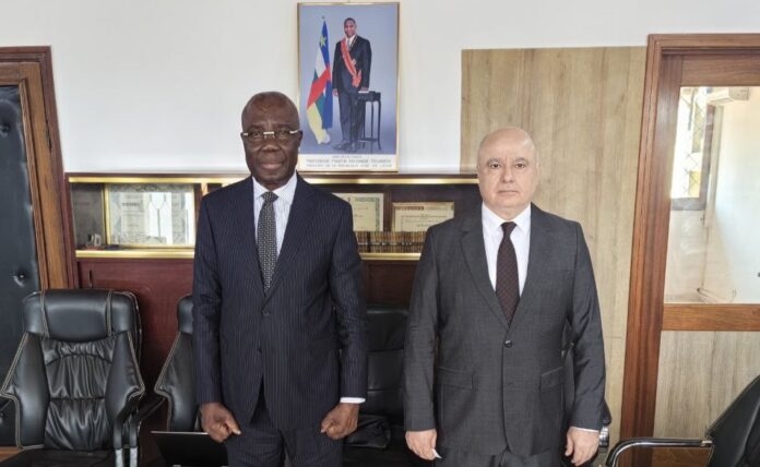 Tout savoir que la rencontre de travail entre l’Ambassadeur Russe Alexander Bikantov et le ministre des Postes Justin Gourna Nzacko