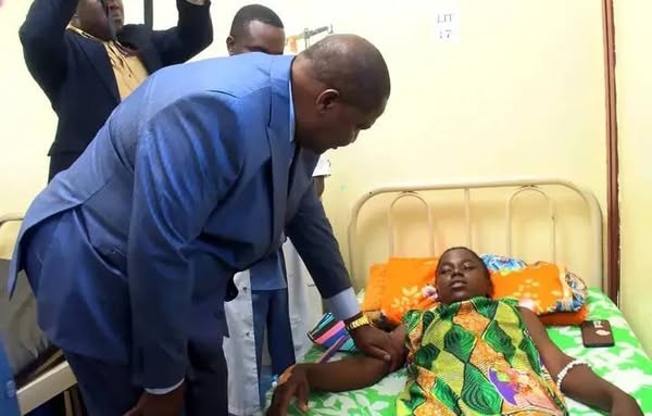 La Président Touadéra au chevet des victimes de la tragédie du Lycée Boganda hospitalisés au CHUB