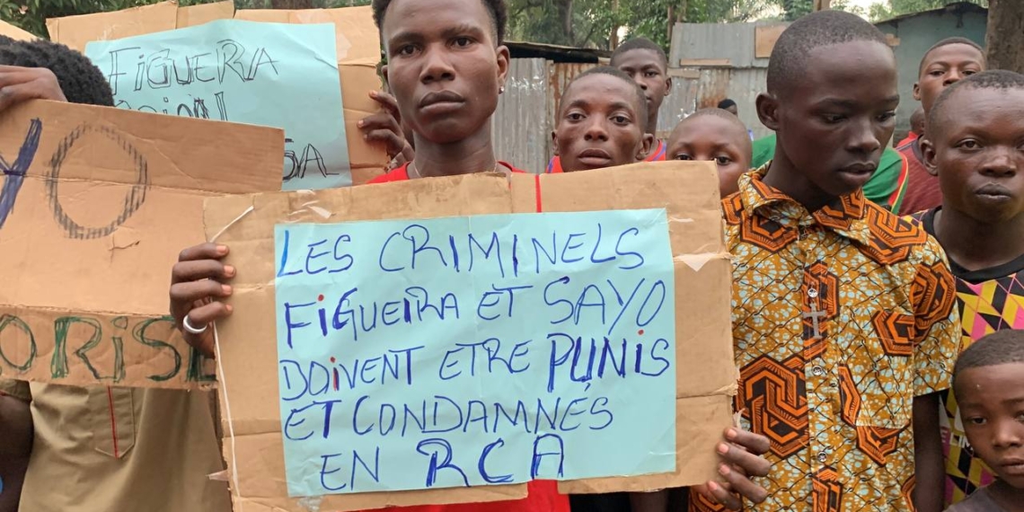 Plusieurs jeunes de Bangui exigent le jugement de Figueira et Sayo sur le sol centrafricain : un flashmob en soutien au gouvernement