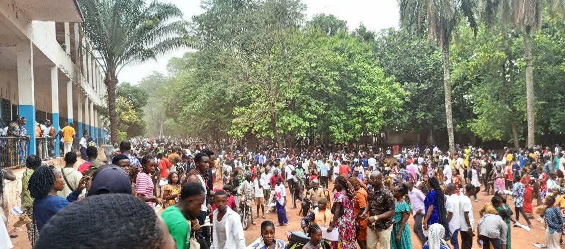 Le gouvernement centrafricain continue d’assister les parents des élèves tragiquement disparus le 25 juin 2025 au Lycée Barthélemy Boganda de Bangui