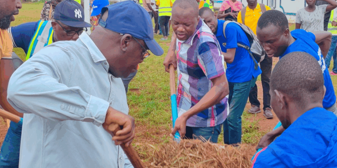 Le Ministre Roméo Gribingui, aux côtés du Premier ministre Félix Moloua, ont pris part à l’opération «Kwa Ti Kôdrô» dans le 5ème arrondissement