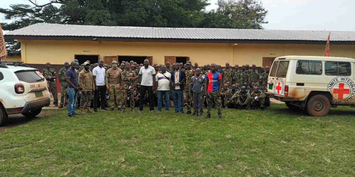 Les instructeurs russes poursuivent la formation des ex-combattants au centre d’instruction de Bérengo avant leur entrée dans l’armée