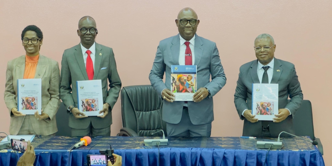 Le Premier ministre Félix Moloua et leDirecteur régional de l’OMS Mohamed Yakub Janabi signent un accord de partenariat sanitaire