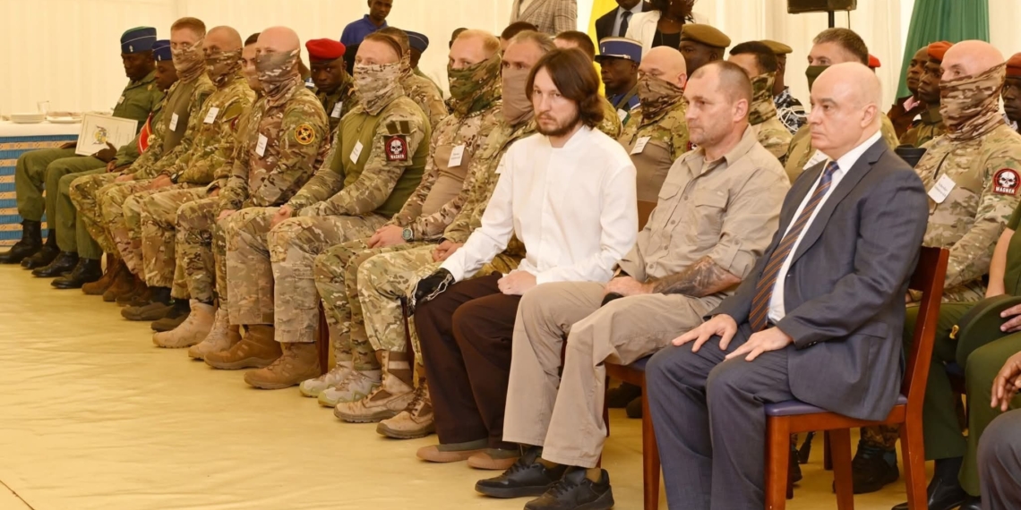 Le président Touadéra décerne des distinctions honorifiques à des instructeurs militaires russes pour leur contribution à la paix et à la stabilité en RCA