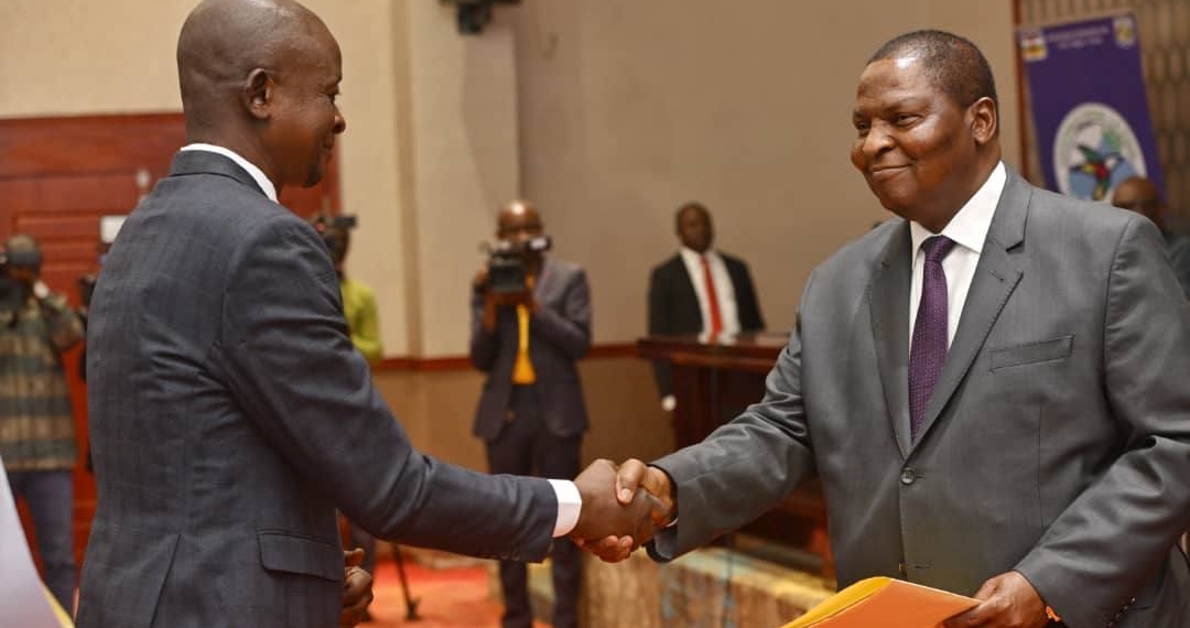 Deux groupes armés annoncent l’auto-dissolution de leurs mouvements en présence du Président Touadéra