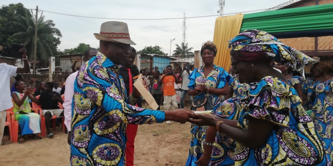 Le Député Mathurin Massikini soutient financièrement les femmes entrepreneures du quartier Yapélé