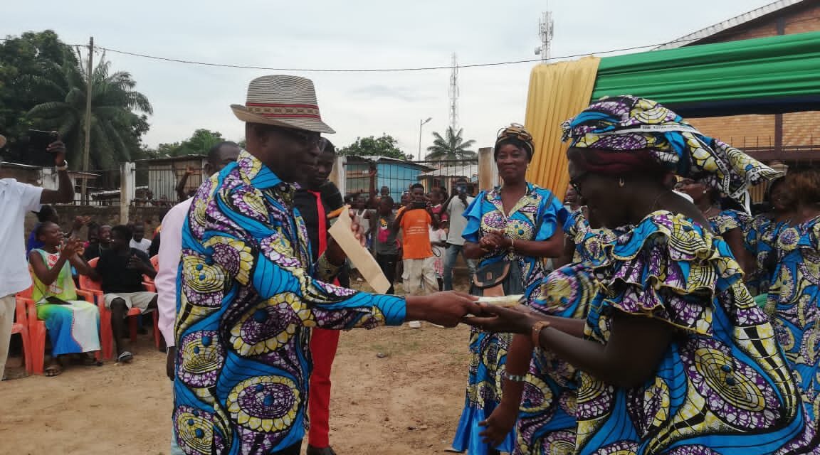 Le Député Mathurin Massikini soutient financièrement les femmes entrepreneures du quartier Yapélé