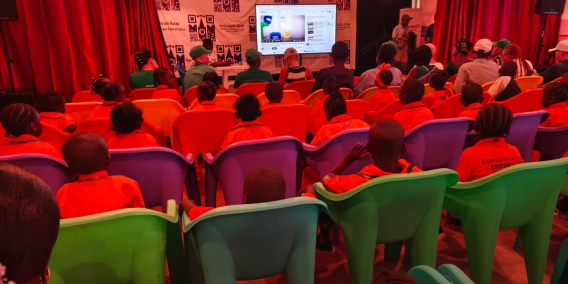 L’amitié commence par « Bonjour ! » : À Bangui, de jeunes Centrafricains ont découvert la langue russe