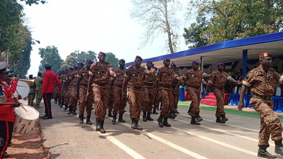 Des cadres de la Douane de la CEMAC et agents de la douane centrafricaine présentés au drapeau au camp Kassaï