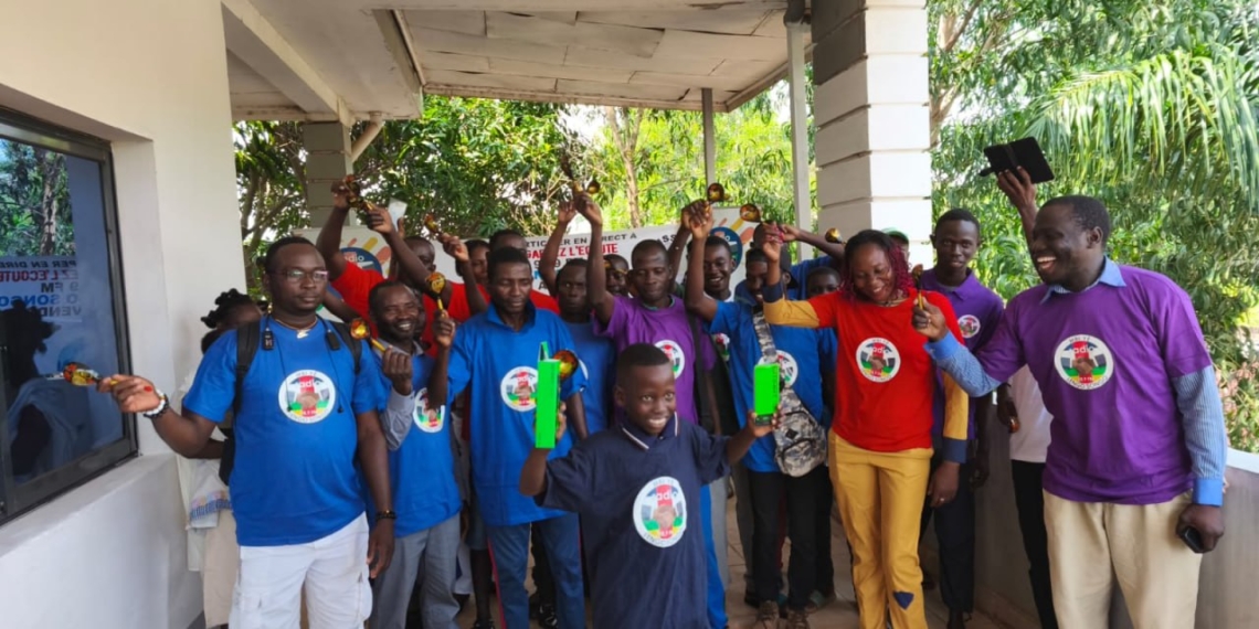 John Yétikoua a remporté un téléphone «Infinix 10» lors d’un tirage au sort de l’émission à Radio Lengo Songo