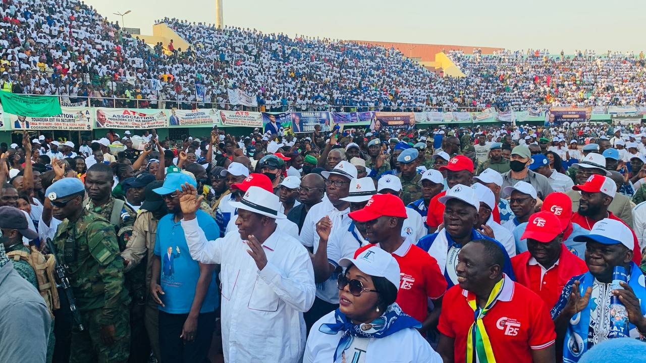 Près de 100.000 personnes mobilisées au stade 20.000 Places pour l’ouverture de la campagne du Président Touadéra  
