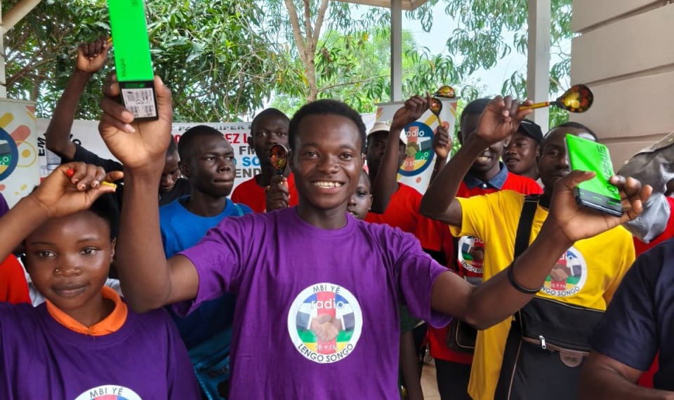 Exaucé Kassala remporte un téléphone de marque «Infinix 10» grâce à un quiz 