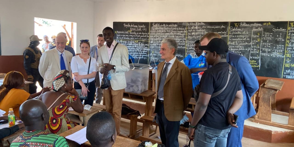 Mission d&rsquo;observation européenne visite les bureaux de vote en RCA : ordre, calme et forte participation.