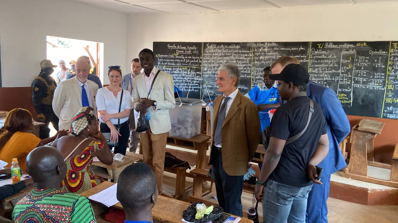 Mission d&rsquo;observation européenne visite les bureaux de vote en RCA : ordre, calme et forte participation.