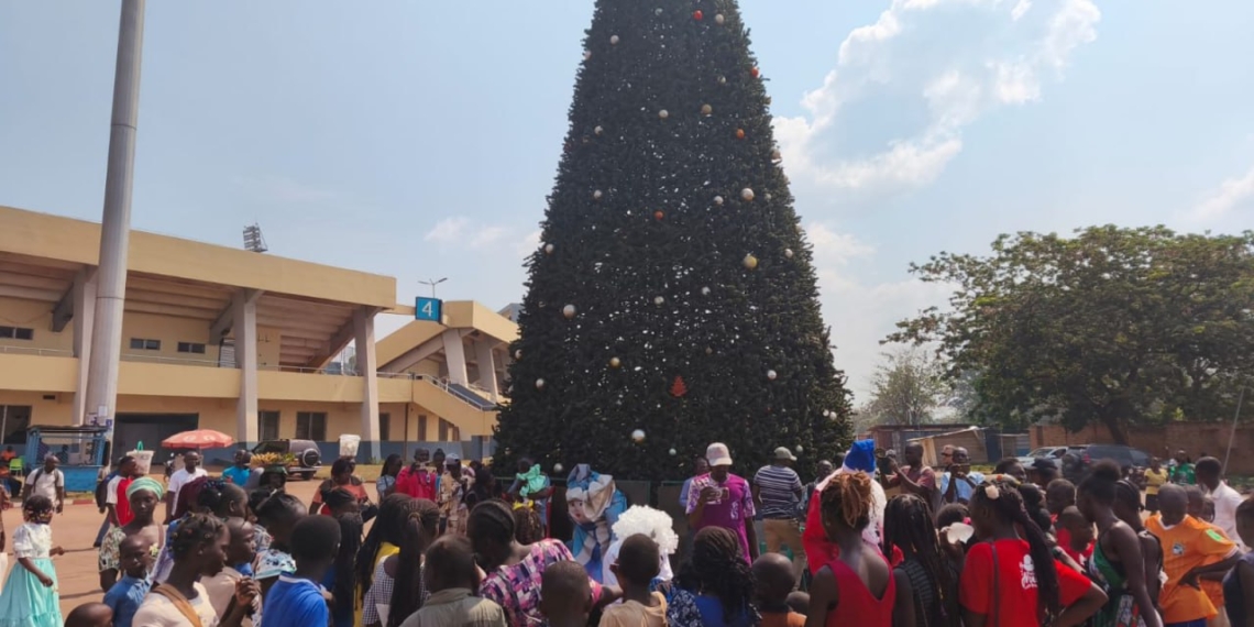 La mission russe en Centrafrique offre des cadeaux aux enfants du personnel de la Radio Lengo Songo